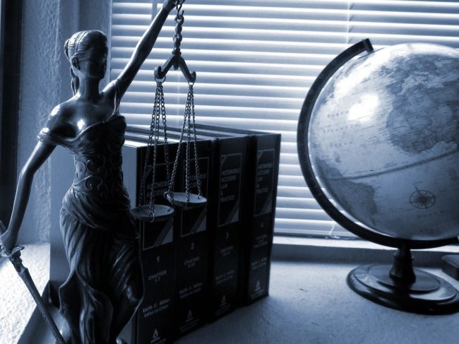 LAdy Justice sprawiedliwość figurka globus