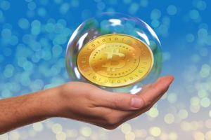 bitcoin moneta bańka mydlana otwarta dłoń błękitne tło