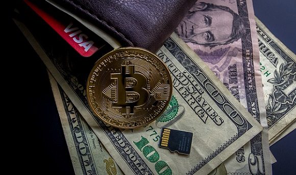 bitcoin moneta leżąca dolary portfel pieniądze nowy sposób zarabiania