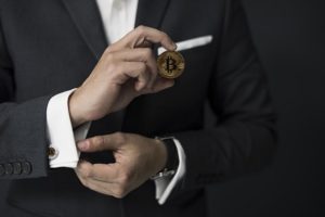 elegancki mężczyzna garnitur spinki do mankietów zegarek biznesman bitcoin trzymany dłoń
