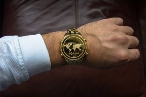 ripple-czas-pieniądz-zegarek-mężczyzna-biznesman