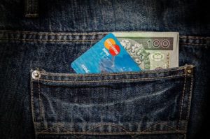 Pieniądze w kieszeni 100 zł i karta kredytowa - trade price