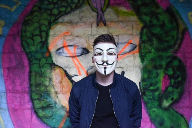 Anonimowy człowiek w masce Guya Fawkesa