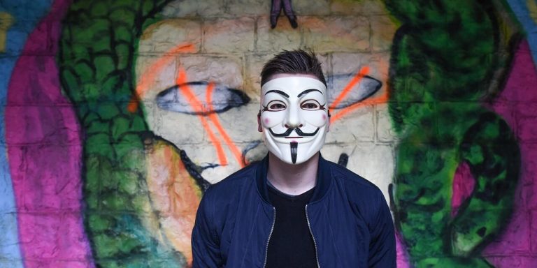 Anonimowy człowiek w masce Guya Fawkesa