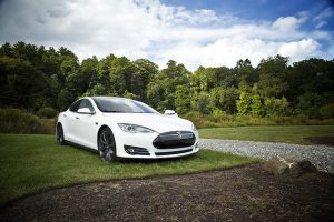 Biały samochód marki Tesla